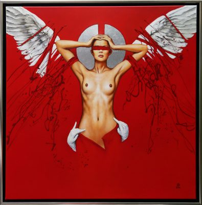 Na czerwonym tle tułów kobiety z nagimi piersiami, bo bokach ma anielskie skrzydła i srebrną aureole nad głową. Na oczach oraz ramionach czerwone opaski.