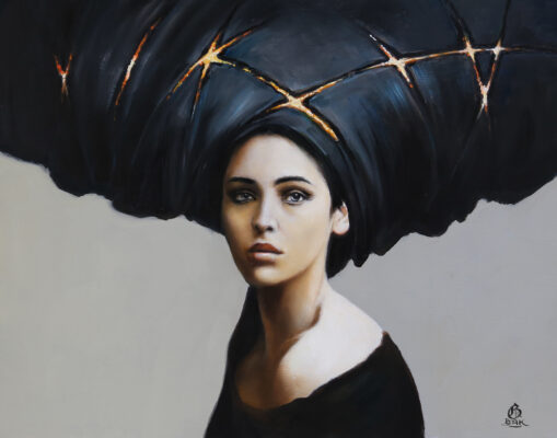 Popiersie młodej kobiety w ciemnym okryciu głowy przechodzącym w tło górnej części obrazu. Dostrzegalne są krzyżujące się pęknięcia, w których widać płomienną jasność.