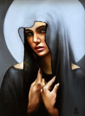 Ikona w szarej tonacji z aureolą. Popiersie dziewczyny z nakryciem głowy przypominające Matkę Boską.