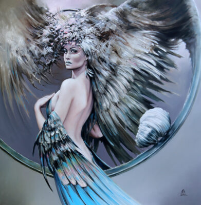 Obraz utrzymany w błękitach. Przedstawia bokiem stojącą kobietę na tle okręgu, z powagą na twarzy, spoglądającą w kierunku widza. Udziana i otoczona licznymi piórami. Za nią na okręgu głowa męska owinięta białą tkaniną przypominając mumię.