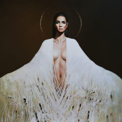 Postać kobiety z odsłoniętym dekoltem na tle brązu z jasną aureolą. Odziana w jasną szatę dumnie rozkłada ręce tworząc wrażenie siły i respektu.