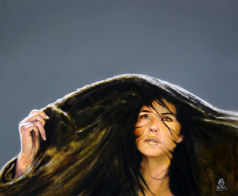 Obraz z głową dziewczyny wyglądającą spod luźnego kaptura i lekko rozwianymi włosami.