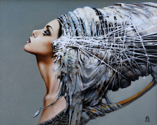 Obraz ukazuje profil popiersia kobiety z odchyloną głową do tyłu i medalionem na szyi. Jej włosy są owinięte jasnymi tkaninami, a sznurki utrzymują je w kokonie.