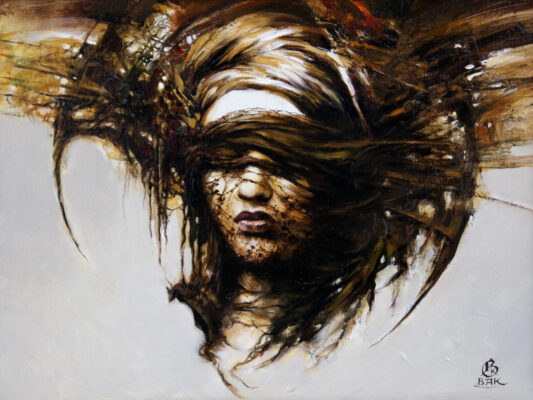 Głównym przesłaniem może być przedstawienie kobiety, która czuje się uwięziona i osamotniona w świecie, w którym żyje. Widać to przede wszystkim w tym, że jej oczy są zasłonięte, co może symbolizować brak możliwości zobaczenia rzeczywistości taką, jaką jest. Dodatkowo, nitki na jej twarzy, które wyglądają jakby była w sieci, mogą sugerować, że kobieta jest uwięziona w swoich myślach i emocjach, z których nie potrafi się uwolnić.